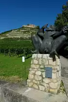 Staufen, der Bacchus aus Bronze, griechischer Gott des Weines, 1970 von Kurt Lehmann geschaffen, sitzt unterhalb der Burgruine, Sept.2012 