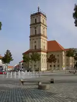 Neustrelitz, Stadtkirche am Markt, erbaut von 1768 bis 1778 nach Pl�nen von 
Johann Christian Verpoorten, rechteckiger Backsteinsaalbau, Turm erbaut von 1828 
bis 1831 durch Friedrich Wilhelm Buttel (18.09.2012)