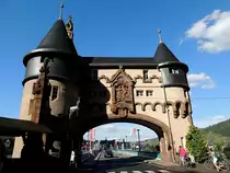 Br�ckentor an der Mosel in TRARBACH mit Sicht auf TRABEN; 120827