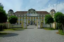 Tettnang, das Neue Schlo�, der Haupteingang auf der Nordseite, Aug.2012