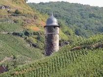 Der runde Turm bzw. Pulverturm thront �ber der ber�hmten Weinstadt Zell(Mosel); 120823