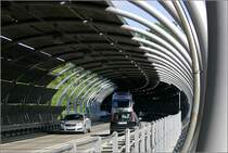 Br�cke �ber das Nesenbachtal in Stuttgart-Vaihingen: Blick in die Stra�enfahrbahnebene der 151 Meter langen Br�cke. Die Br�cke setzt die R�hrenform der an beiden Br�ckenenden anschlie�enden Tunnels gestalterisch fort.Die Talbr�cke ist Teil der Ortsumfahrung von Stuttgart-Vaihingen. 30.5.2007 (Matthias)