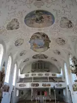 Bernbeuren, Langhaus und Orgelempore der St. Nikolaus Kirche, Stuck von Balthasar 
Suiter, Fresken von Johann Heel, Orgel der Fa. Hindelang von 1957 (03.10.2012)