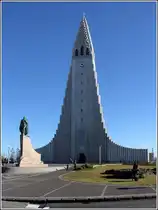 Die Hallgrimskirkja in Reykjavik wurde in den Jahren 1943 bis 1986 errichtet. Davor steht das Denkmal Leif Eriksssons. 18.09.2012