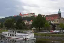 Blick am 30.08.2012 vom Personendampfer  Meissen  auf die Stadt Pirna. Das Geb�ude auf dem Berg ist Schlo�  Sonnenstein  und an der Anlegestelle ist das Motorschiff  Bastei  zu sehen.