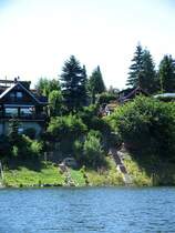 Liebevoll angelegte Bongalows und G�rten am steilen Ufer der Talsperre Malter in Paulsdorf, 16.07.06