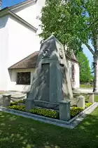 Teningen, das Denkmal f�r die Opfer der Weltkriege vor der Kirche, mai 2012