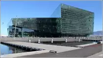 Das Harpa Konzerthaus und Konferenzzentrum wurde 2011 er�ffnet und ist das neue architektonische Wahrzeichen der Stadt am alten Hafen. Ansicht von der Stadt her. 19.09.2012