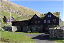 Der K�nigsbauernhof in Kirkjubour wurde im 11. Jahrhundert errichtet und wird heute noch bewohnt - und zwar von der Familie Patursson in 17. Generation. Der Hof war bis ins 16. Jahrhundert Bischofssitz. 21.09.2012