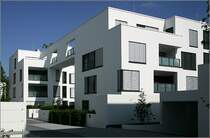 Die Wohnanlage  Rosenpark  besteht aus acht Einzelgeb�uden. Jeweils zwei Geb�ude umschlie�en einen Zugangshof und sind durch br�ckenartige Bauteile verbunden. Zwischen den beiden s�dlichen und den beiden n�rdlichen Geb�udepaaren verl�uft ein �ffentlicher Weg, der die Geb�ude erschlie�t und auch als Zufahrt zu den Tiefgaragen dient. 30.5.2007 (Matthias)