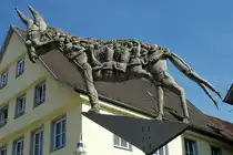 Biberach, das Esel-Kunstwerk von Peter Lenk steht seit 2000 auf dem Marktplatz, Aug.2012