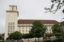 Rathaus Tempelhof: Am 20.April 1936 begann die Grundsteinlegung fuer das Rathaus in Tempelhof. Der parteilose B�rgermeister wurde w�hrend seiner Rede von NSDAP,Wehrmachr und SA Verb�nden begleitet womit die Nazis aussagen wollten, dass sie f�r das Geb�ude verantwortlich zeichneten. Der Bau ist f�r die Zeit recht schlicht und es fehlte bezeichnenderweise der Saal f�r die Bezirksverortnetenversammlung (die kommunale Selbstverwaltung war von den Nazis abgeschafft worden).1969 wurde ein Erweiterungsbau von Kreuer daf�r entworfen.