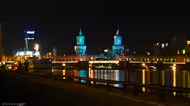 Blau beleuchtete Oberbaumbr�cke in Berlin zum <a href= http://festival-of-lights.de/ >Festival of Lights</a>, 19.10.2012.