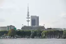 HAMBURG, 20.09.2012, Blick von der Au�enalster auf Fernmeldeturm und Radisson-Hotel