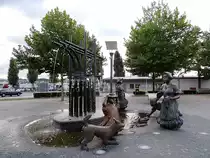 W�schfraa-Brunnen (Waschfrauen-Brunnen)pl�tschert in der Stadt Remich; 120825