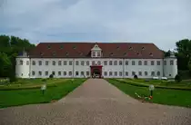 Heusenstamm, Schloss Sch�nborn, Vorderes Schloss, erbaut von 1663 bis 1668 durch 
Philipp Erwin von Sch�nborn, heute Rathaus der Stadt (26.04.2009)
