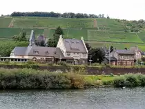 Bahnhof von WINNINGEN liegt inmitten von Weinbergen, und entlang der Mosel; 120828