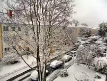 Erster Schneefall in Zeitz Winter 2012/13.

�ber Nacht ist der erste Schnee gefallen.Blick in die Mozartstra�e Zeitz.
(27.10.2012)