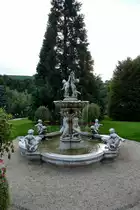 Durbach in der Ortenau, diese Nachbildung eines antiken Brunnens steht im sch�nen Hotelpark vom  Rebstock , Sept.201