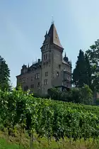 Kappelrodeck, das Schlo� Rodeck hoch �ber der Stadt, stammt aus dem 13.Jahrhundert, 1880 zum Renaissancschlo� umgebaut, seit 1999 im Privatbesitz, Sept.2012