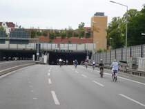 Der Autobahntunnel ist sicherlich der spannendste Abschnitt. Es geht bergab, und man h�rt Fahrradklingeln, Pfiffe und laute Rufe. Empfehlenswert. 3.6.2007