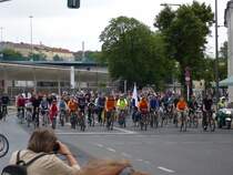 Respekt f�r Radler! Etwa 250.000 Radfahrer fuhren heute die Fahrradsternfahrt, die an verschiedenen Treffpunkten in allen Bezirken begann und am Gro�en Stern im Tiergarten endete. Hier die Einfahrt in der Weitlingstra�e (Bahnhof Lichtenberg). 3.6.2007