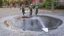 Laufende Kinder, St.-Josefs-Platz Aachen, vor Schwimmhalle Ost, 1973, K�nstler: Bonifatius Stirnberg, Bronze, (23.10.2012)