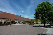 
Umkirch im Breisgau, der neugestaltete Gutshofplatz mit dem Marienbrunnen, Mai 2012