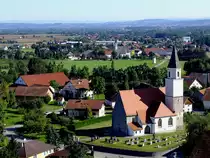 Pfarrkirche von M�nsteuer ist eine der �ltesten Pfarren im ober�sterreichisch-bayerischen Raum, dahinter die Kirche von Antiesenhofen, und ein Blick bis in den Bayerischen Wald; 120812