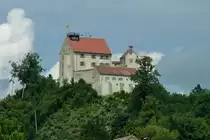 Waldburg, die gleichnamige Burg ist bekannt durch die Aufbewahrung der Reichsinsignien von 1194 bis 1240, erste Bauten von 1000-1100, heute Museum, vom 780m hoch gelegenen Burgturm gro�artige Rundsicht, Aug.2012