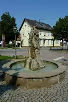 B�tzingen, Brunnen mit Motiven des Weinanbaus am Bahnhof, Sept.2012