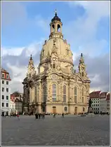 Dresden. Nur wenige Touristen umschw�rmen am 06.11.2012 die Frauenkirche.