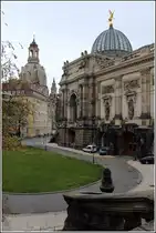 Dresden. Die Kuppeln der Frauenkirche (links) und der Hochschule f�r bildende K�nste. 07.11.2012