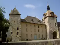 Romainmotier, Kloster, gegr�ndet im 5. Jahrhundert als erstes Kloster der Schweiz, 
Priorhaus und Uhrturm (09.09.2012)