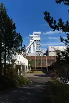 Auf den Suren des Bergbaues im Saarland.

Ziel war das ehemalige Bergwerk (im Saarland sagt man Grube) G�ttelborn.

1887 begann die  professionelle  Kohlef�rderung in G�ttelborn.
Im Jahr 2000 wurde die Grube still gelegt.

In den neunziger Jahren wurde noch einmal kr�ftig investiert.

Schacht IV mit dem h�chsten F�rderger�st (90 Meter H�he) in Europa wurde abgeteuft.

Einige Jahre sp�ter war Schlu� und die Politik hatte wieder einmal die Bergleute verraten und im Stich gelassen.

Heute bringen G�terz�ge mit 2000 Tonnen und mehr Importkohle �ber die Grubenanschlu�bahn durch das Gel�nde zum benachbarten Kraftwerk Weiher. Verkehrte Welt!

Das Gel�nde wird heute von der IKS (Industriekultur Saar) verwaltet.

Einige Firmen haben sich schon auf dem Campus G�ttelborn angesiedelt. Auch die Anlage soll als Industriedenkmal erhalten bleiben.

18.10.2012 G�ttelborn (Gemeinde Quierschied)