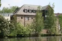 Haus Ruhrnatur R�ckansicht zur Ruhr, M�lheim an der Ruhr, denkmalgesch�tztes ehemaliges Sch�lerbootshaus, heute ein Naturkundemuseum (Betreiber RWE). Aufgenommen am 28.05.2012