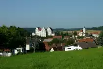 Scheer an der Donau, Blick auf das Schlo� und die Kirche hoch �ber der Altstadt, Aug.2012