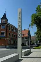 Tuttlingen, die Donau-Stele, steht hier genau 35,85Km von der Quelle entfernt, 2743,6Km sind es noch bis zur M�ndung im Schwarzen Meer, Aug.2012