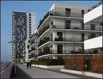 . Direkt an der Weser - Die zwei Wohngeb�ude in der Mitte wurden von den Berliner Architekten Leon, Wohlhage, Wernik geplant und 2010 fertiggestellt. Bremen, �berseestadt, 17.11.2012 (Matthias)