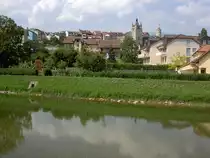 Orbe, Ausblick auf die obere Altstadt Vieux-Bourg mit Ref. Kirche und rundem Bergfried der Burg (09.09.2012)
