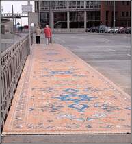 Perserteppich auf der Wilhelminen-Br�cke in der Speicherstadt. Das k�nnte man auf den ersten Blick meinen, es sind jedoch nur kunstfertig verlegte kleine Steinchen, die diesen Eindruck hervorrufen. Aufnahmedatum: 10.10.2005