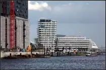 . Ein ungleiches Paar - 

Marco Polo Wohnhochhaus und Unileverhaus. Beide Bauwerke wurden von Behnisch Architekten (Stuttgart) geplant, das Unileverhaus war 2009 fertig, der Marco-Polo-Turm folgt 2010. Vorne rechts die Baustelle der Elbphilharmonie. 

29.08.2011 (Matthias)