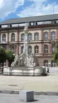 Der Georgsbrunnen in Trier am Kornmarkt am 4.8.2012. Er entstand in der Zeit des Rokoko. Auf dem Obelisk ist der Hl. Georg als Drachent�ter zu sehen.