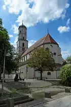 Biberach, die Stadtpfarrkirche St.Martin, 1320-70 im gotischen Stil erbaut, der Turm stammt von 1584, die dreischiffige Basilika z�hlt zu den �ltesten Simultankirchen in Deutschland, Aug.2012