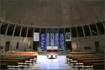 . Runder Kirchenraum - Blick zum Altar, Don-Bosco-Kirche in Augsburg, 26.05.2012 (Matthias)