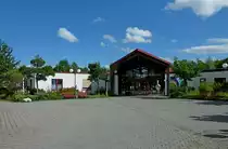 Bad Saulgau, Eingang zur Sonnehof-Therme, die 1977 erbohrte schwefelhaltige Quelle in 646m Tiefe bringt 42 Grad hei�es Wasser an die Oberfl�che, seit 1982 staatlich anerkanntes Heilbad, Aug.2012