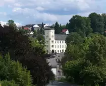 Oberkotzau, Blick auf das Schlo�. Das zweifl�gelige Schloss erhebt sich auf einem zentral gelegenen H�gel �ber dem Markt. Es w�rde 1852 fertig gestellt. Am Fu�e des H�gels befinden sich in geringer Entfernung der Marktplatz und die evangelische Kirche. 05.08.2012
