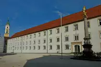 Ochsenhausen in Oberschwaben, der 1712 errichtete F�rstenbau, Teil der ehemaligen Benediktiner-Reichsabtei, seit 1992 st�dtische Schule, Aug.2012