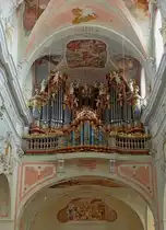 Ochsenhausen, Blick zur ber�hmten Gabler-Orgel in der St.Georg-Kirche, der bekannte Orgelbaumeister wurde 1700 in Ochsenhausen geboren, Aug.2012