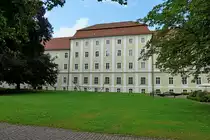 Bad Schussenried, in den ehemaligen Klostergeb�uden befindet sich heute das Zentrum f�r Psychatrie, Aug.2012